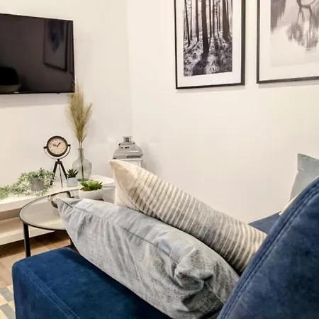 In Mit Grossem Balkon 아파트 그르지보보